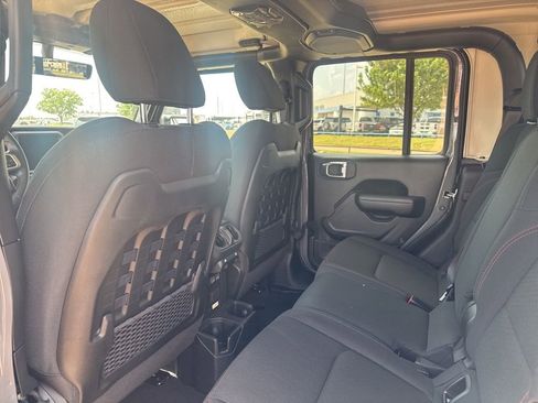 Used 2022 Jeep Gladiator Rubicon w/ Trailer Tow Package AWD/4WD image 9