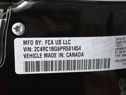 Used 2023 Chrysler Pacifica Touring-L FWD image 12