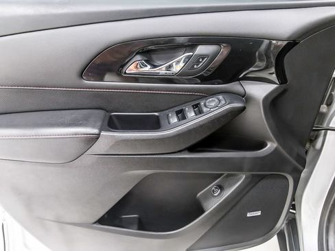 Used 2022 Chevrolet Traverse RS FWD image 25