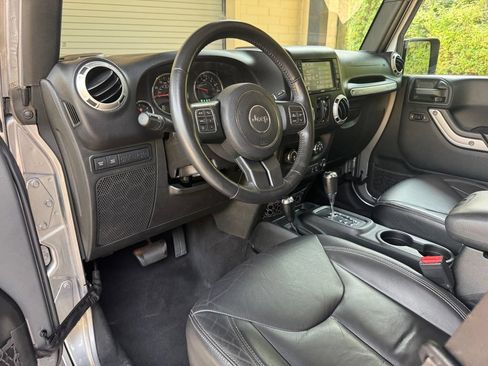 Used 2017 Jeep Wrangler Unlimited Rubicon w/ Connectivity Group AWD/4WD image 12
