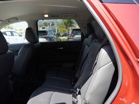 Used 2024 Nissan Pathfinder SL FWD image 16