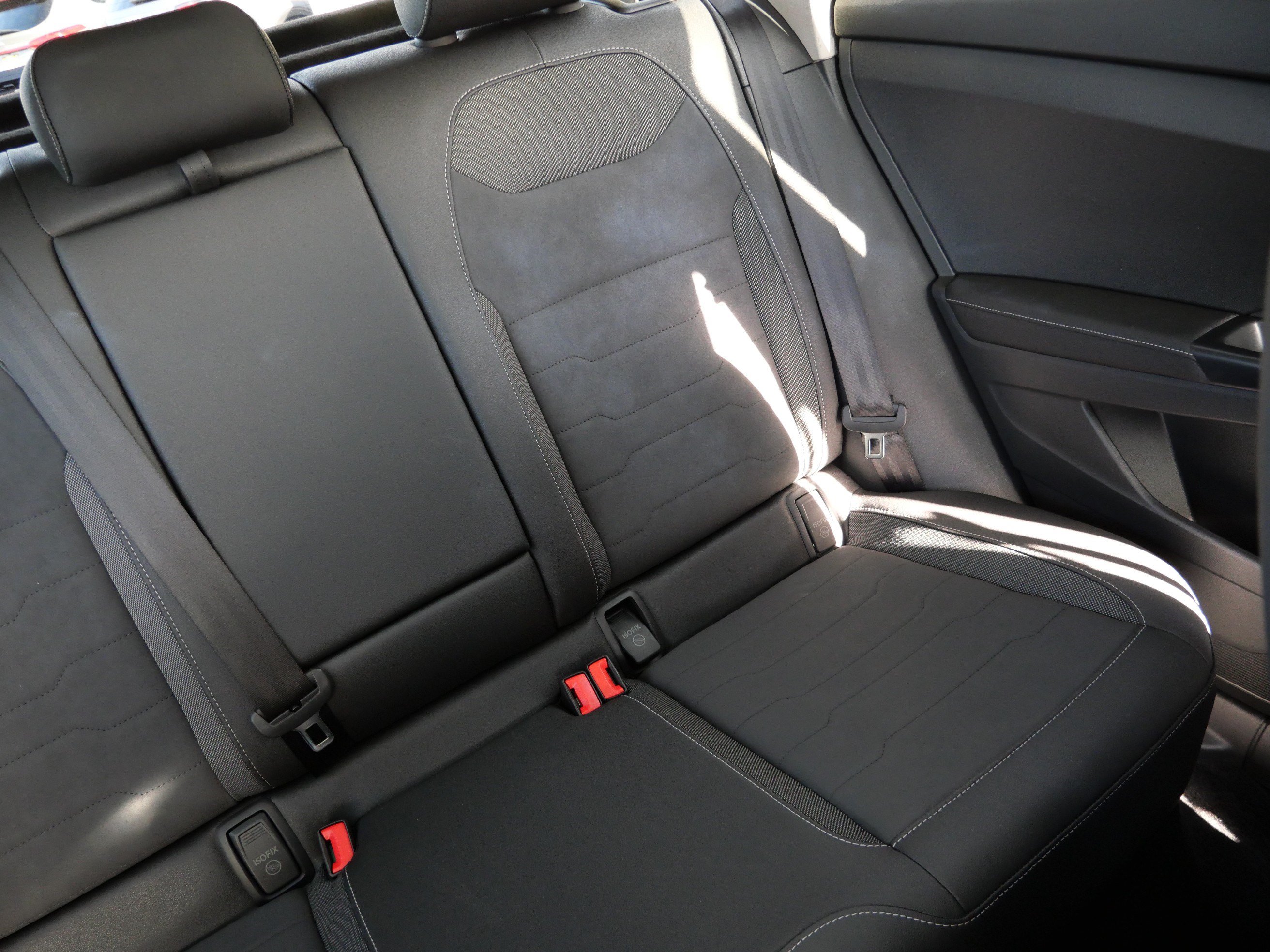 Certified 2025 Volkswagen Taos SE AWD/4WD image 14