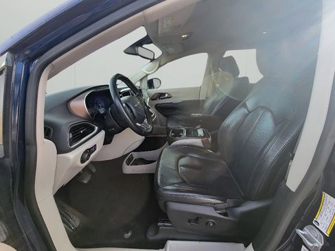 Used 2018 Chrysler Pacifica Touring-L image 13