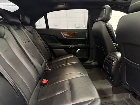 Used 2019 Lincoln Continental Select w/ Continental Climate Package FWD image 29