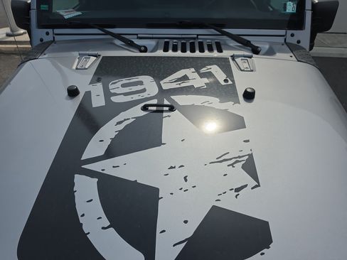 Used 2018 Jeep Wrangler Unlimited Sahara AWD/4WD image 9