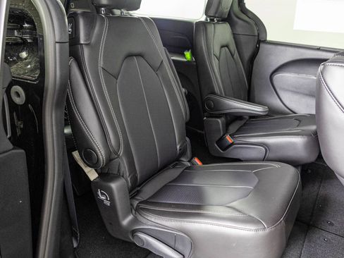 New 2026 Chrysler Pacifica Select AWD/4WD image 41