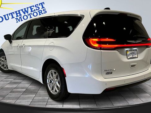 Used 2024 Chrysler Pacifica Touring-L image 4