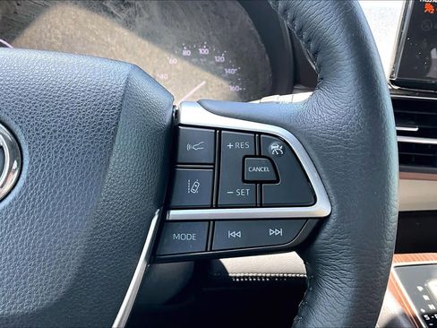 Used 2022 Toyota Sienna XLE FWD image 25
