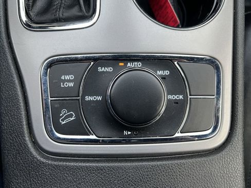 Used 2022 Jeep Grand Cherokee Laredo X image 13