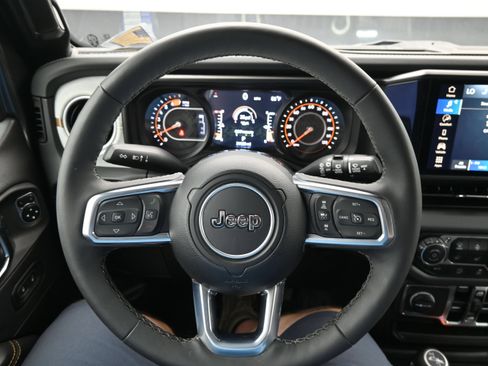 Used 2025 Jeep Wrangler Unlimited Sahara AWD/4WD image 18