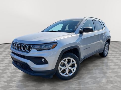Used 2024 Jeep Compass Latitude AWD/4WD image 1