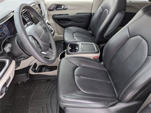 Used 2023 Chrysler Pacifica Touring-L image 12