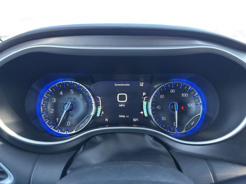 Used 2024 Chrysler Pacifica Touring-L FWD image 14