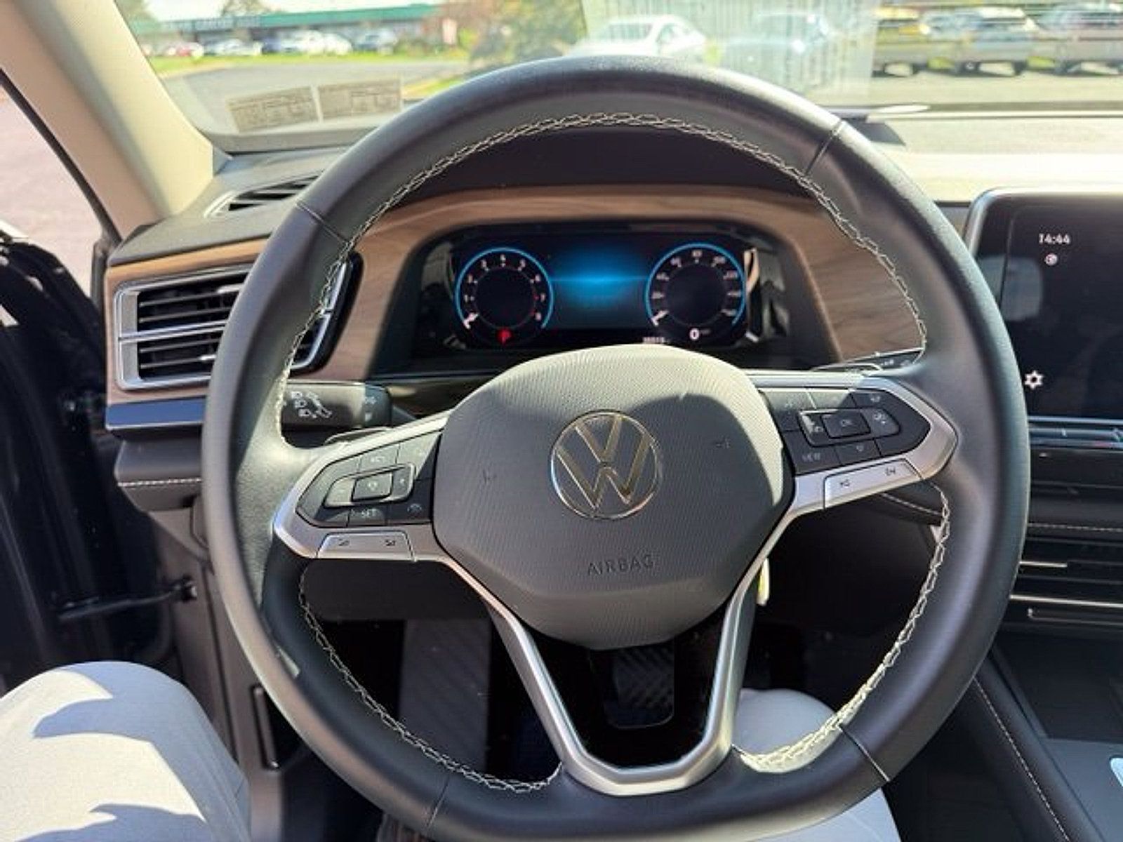Used 2024 Volkswagen Atlas SE AWD/4WD image 12