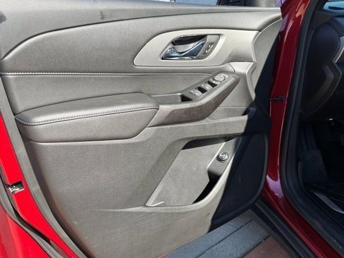 Used 2023 Chevrolet Traverse LT image 8