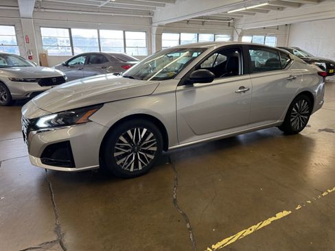 Used 2024 Nissan Altima 2.5 SV image 2