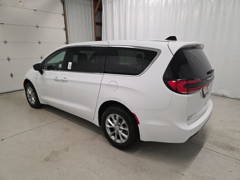 New 2026 Chrysler Pacifica Select AWD/4WD image 3