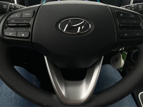 Used 2023 Hyundai Venue SE image 15