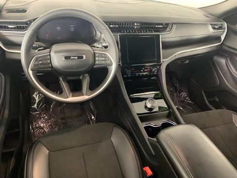 Used 2025 Jeep Grand Cherokee Altitude AWD/4WD image 18