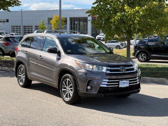 Used 2018 Toyota Highlander XLE AWD/4WD image 3
