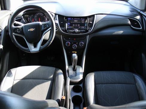 Used 2022 Chevrolet Trax LT w/ LT Convenience Package image 14