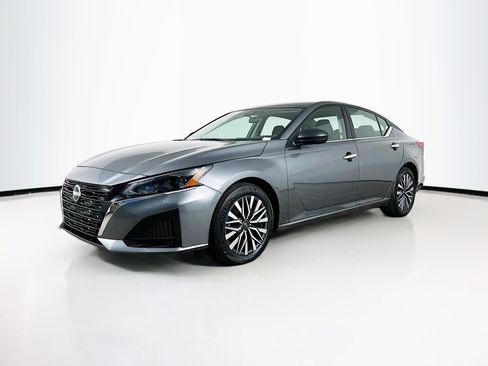 Used 2025 Nissan Altima 2.5 SV image 3