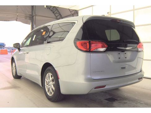 Used 2023 Chrysler Voyager LX image 4