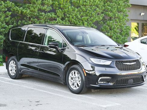 Used 2024 Chrysler Pacifica Touring-L image 3