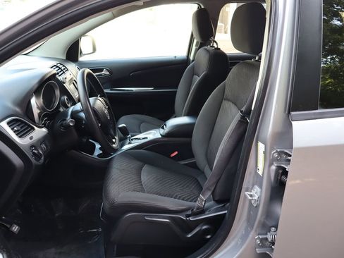 Used 2017 Dodge Journey SE w/ Flexible Seating Group image 19