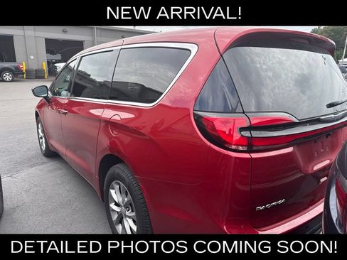 Used 2026 Chrysler Pacifica Select AWD/4WD image 3