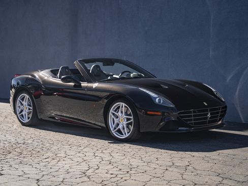 Used 2017 Ferrari California T image 7