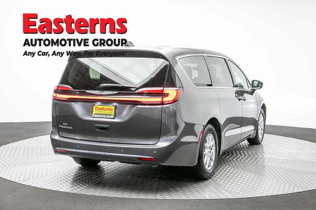 Used 2023 Chrysler Pacifica Touring-L FWD image 6