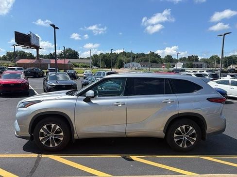 Used 2022 Toyota Highlander XLE AWD/4WD image 3