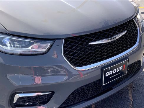 Used 2025 Chrysler Pacifica Select image 30