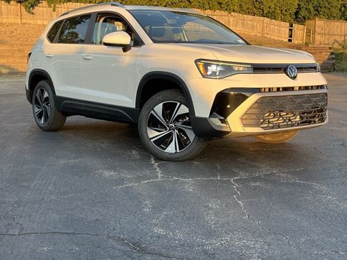 New 2026 Volkswagen Taos SE AWD/4WD image 1