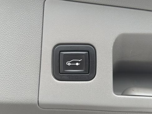 Used 2020 Cadillac XT5 Premium Luxury w/ LPO, Floor Liner Package FWD image 9