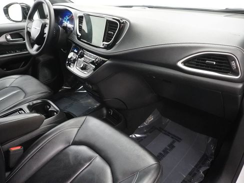 Used 2024 Chrysler Pacifica Select image 38