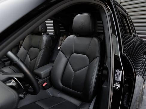 Certified 2025 Porsche Macan AWD/4WD image 5