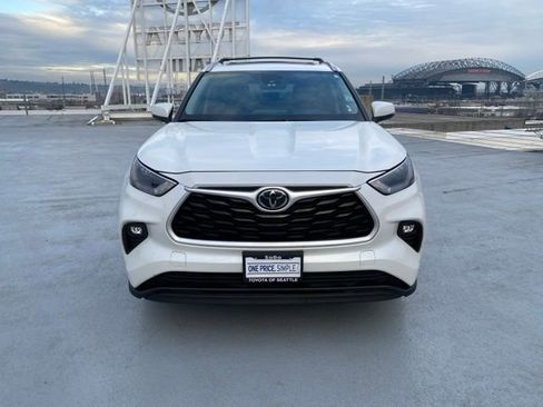 Used 2023 Toyota Highlander XLE image 3