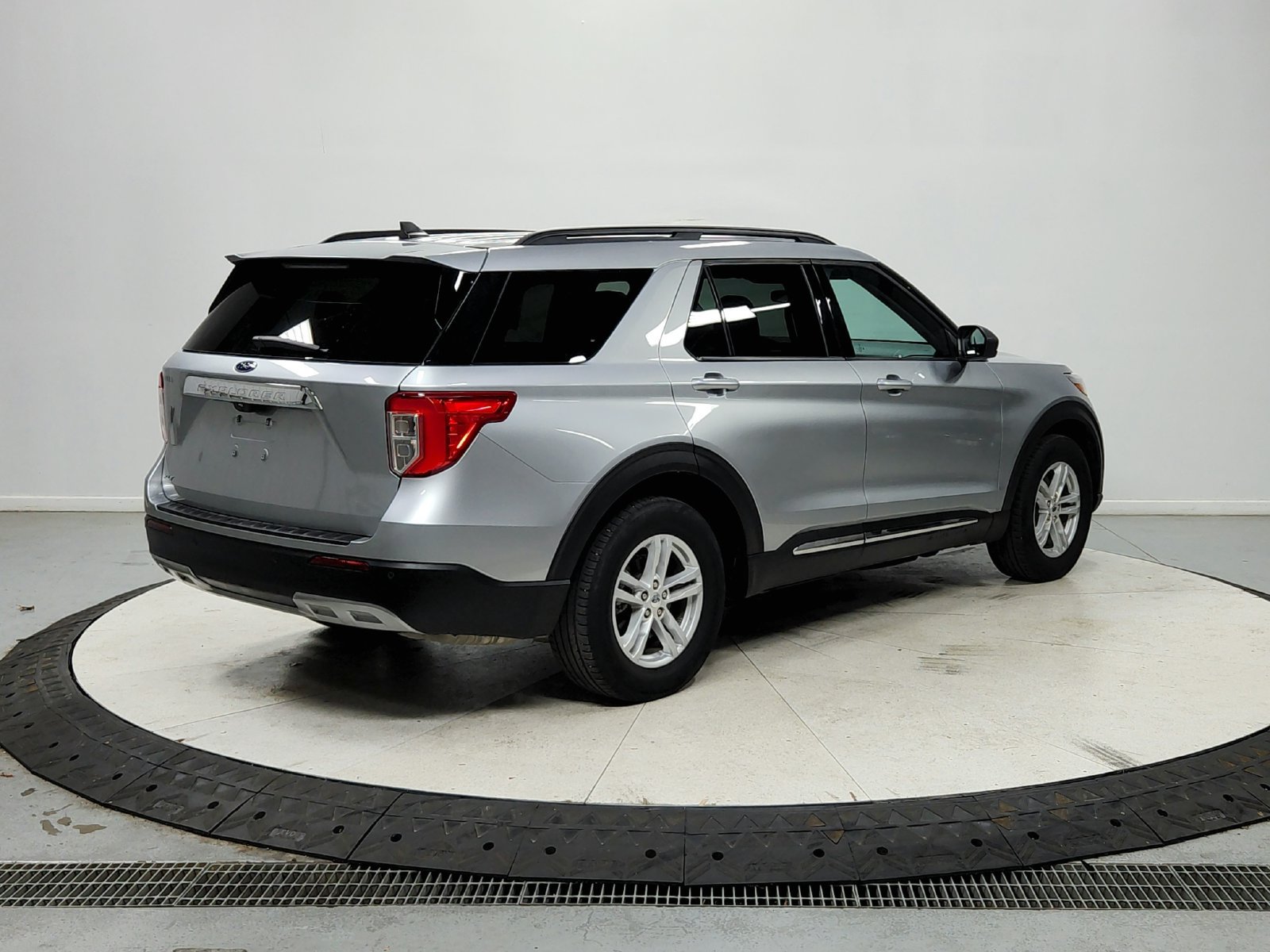 Used 2023 Ford Explorer XLT w/ Equipment Group 202A RWD image 8