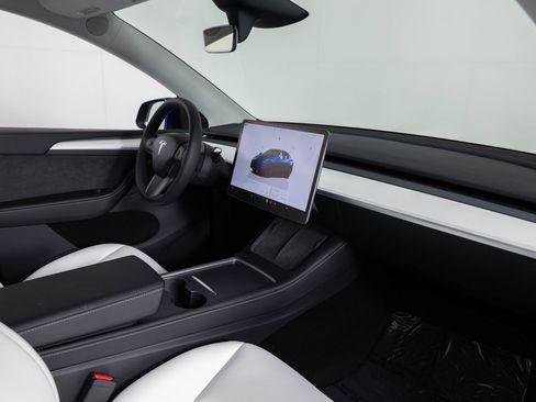 Used 2024 Tesla Model Y Long Range AWD/4WD image 26