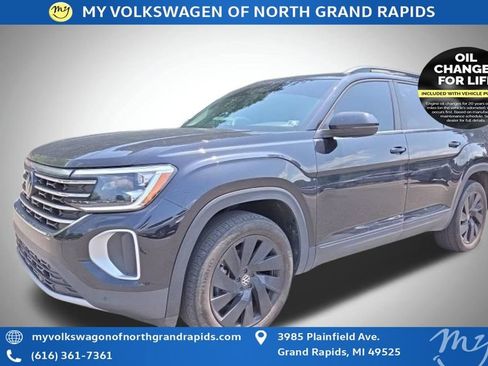 Used 2024 Volkswagen Atlas SE w/ Panoramic Sunroof Package AWD/4WD image 11