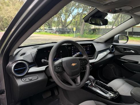 Used 2025 Chevrolet Trax LT FWD image 30
