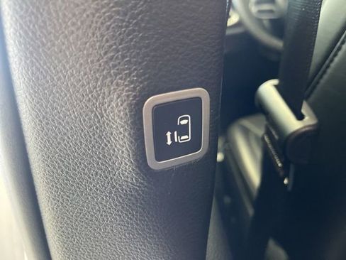 Used 2025 Chrysler Pacifica Select image 27