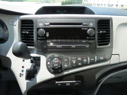 Used 2014 Toyota Sienna LE FWD image 18