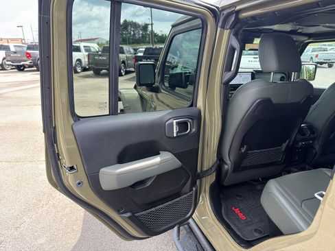 Used 2025 Jeep Gladiator Mojave AWD/4WD image 13