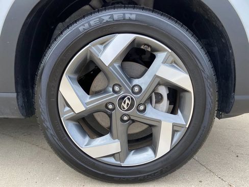Used 2022 Hyundai Venue Limited FWD image 8