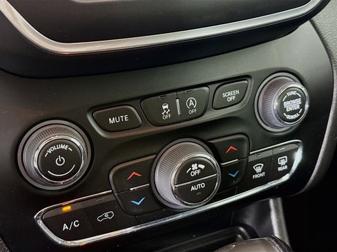 Used 2023 Jeep Cherokee Altitude Lux image 19