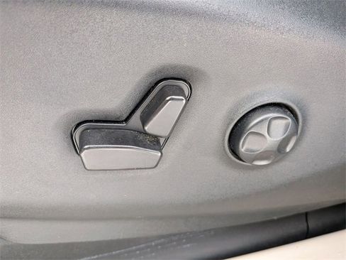 Certified 2024 Chrysler Pacifica Touring-L image 12