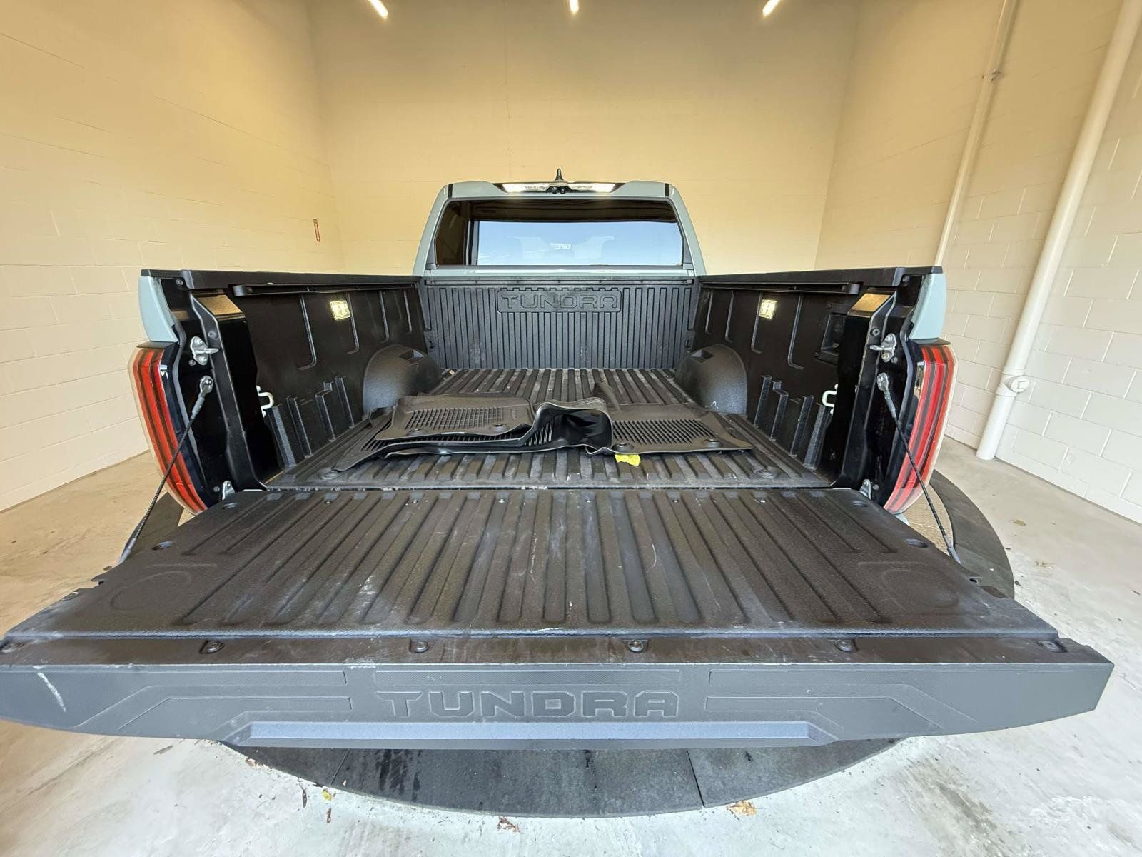 Used 2024 Toyota Tundra Limited AWD/4WD image 17